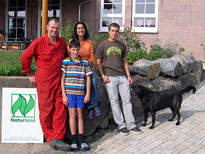 Betriebsleiterfamilie mit Mitarbeiter und Hund