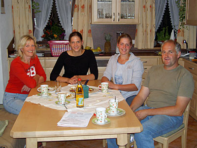 Betriebsleiterfamilie am Küchentisch