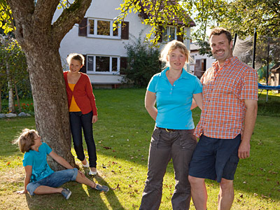 Betriebsleiter mit Familie im Garten
