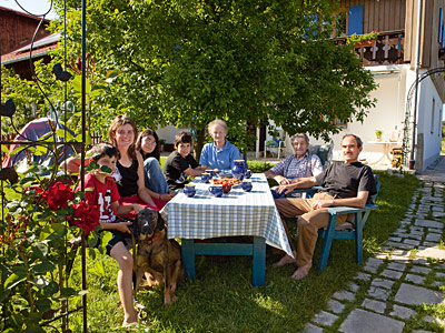 Großfamilie am Tisch im Garten