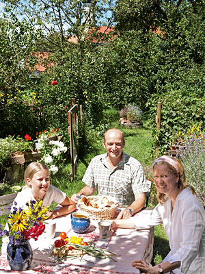 © Feneberg/Bio mit Gesicht Betriebsleiter mit Familie im Garten