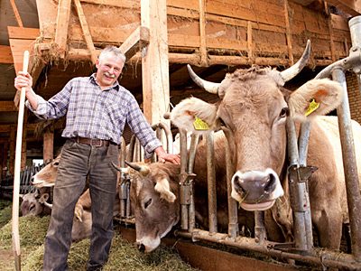 © Feneberg/Bio mit Gesicht Betriebsleiter im Stall