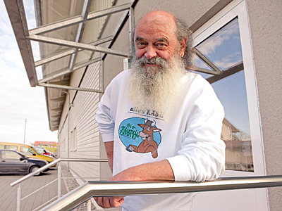 © Feneberg/Bio mit Gesicht Anton Holzinger vor dem Betriebsgelände