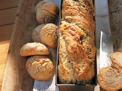 Selbstgebackenes Brot und Brötchen