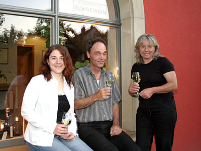 Familie mit Weingläsern