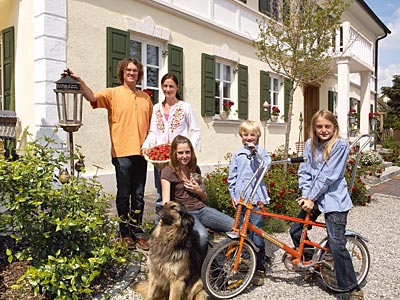 © Bio mit Gesicht Familie vor Wohnhaus