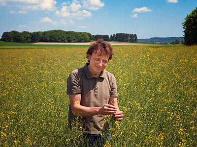 © Feneberg/Bio mit Gesicht Betriebsleiter auf Rapsfeld
