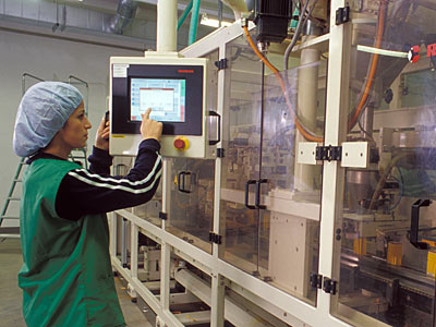 © BLE, Bonn/Foto: Dominic Menzler Mitarbeiterin an Maschinensteuerung