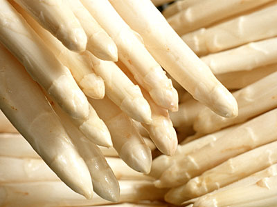 Frisch geernteter wei�er Spargel