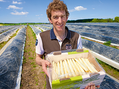© Feneberg/Bio mit Gesicht Betriebsleiter mit Spargel