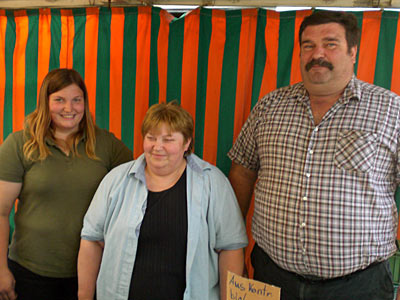 © Bio mit Gesicht Familie am Marktstand