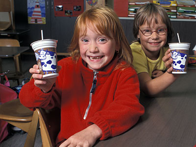 Schüler trinken Milch