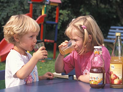 Kinder trinken Öko-Säfte