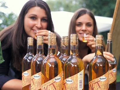 © BLE, Bonn/Foto: Dominic Menzler Zwei Frauen probieren Honigwein