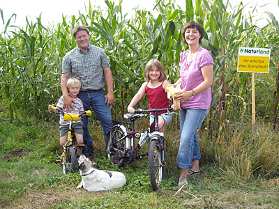 © Bio mit Gesicht Betriebsleiter mit Familie im Maisfeld