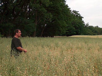 © Bio mit Gesicht Betriebsleiter im Getreidefeld