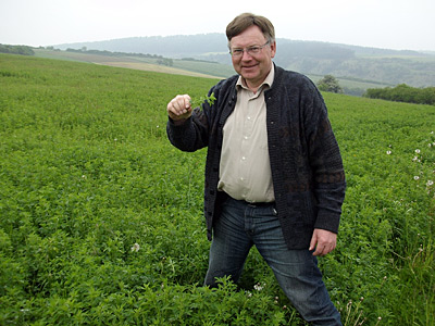 © Bio mit Gesicht Betriebsleiter in Getreidefeld