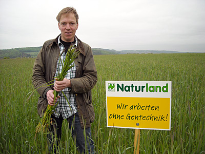 © Bio mit Gesicht Betriebsleiter in Getreidefeld