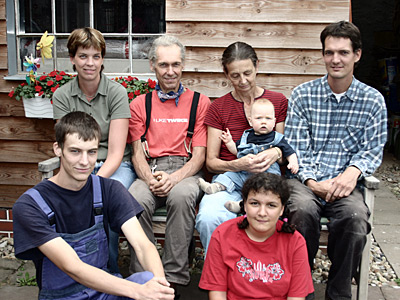© Bio mit Gesicht Betriebsleiterfamilie auf Bank