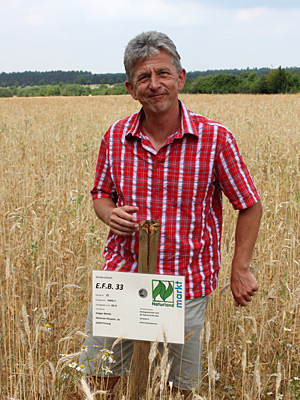 © Bio mit Gesicht Betriebsleiter in Getreidebestand