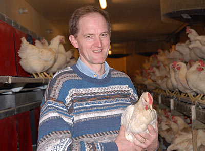 © Bio mit Gesicht Betriebsleiter mit Huhn