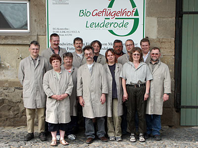 Mitarbeitende vor Firmenschild