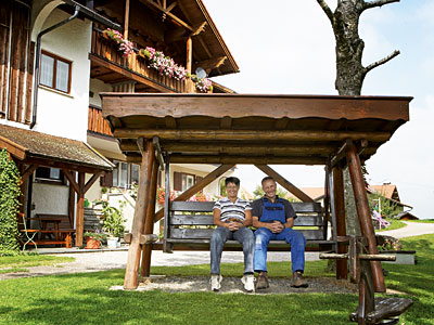 © Feneberg/Bio mit Gesicht Betriebsleiterehepaar vor Wohnhaus