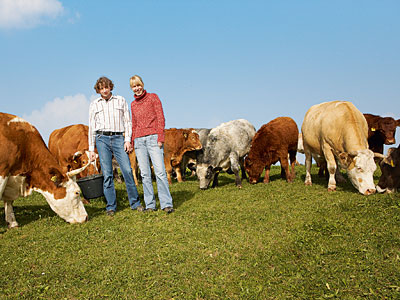 © Feneberg/Bio mit Gesicht Betriebsleiterehepaar mit Rinderherde