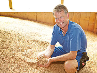 © Feneberg/Bio mit Gesicht Betriebsleiter mit Getreide