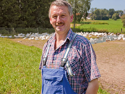© Feneberg/Bio mit Gesicht Betriebsleiter vor Teich für Geflügel