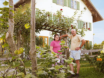 © Feneberg/Bio mit Gesicht Betriebsleiterehepaar im Garten