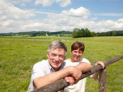 © Feneberg/ Bio mit Gesicht Betriebsleiterehepaar auf Weide