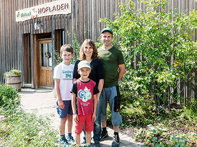 Betriebsleiterfamilie vor dem Hofladen