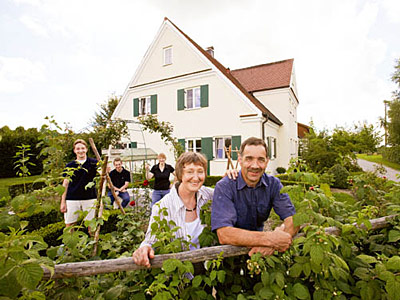 © Feneberg/Bio mit Gesicht Betriesbleiter mit Familie vor dem Hof