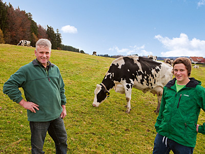 © Feneberg/Bio mit Gesicht Betriebsleiter und Jugendlicher auf Weide