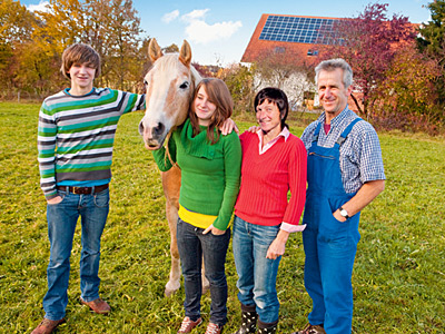 © Feneberg/Bio mit Gesicht Familie mit Pferd auf Wiese