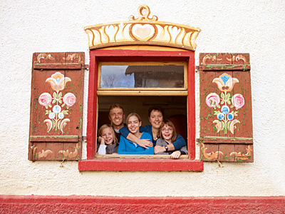 © Feneberg/Bio mit Gesicht Betriebsleiterfamilie aus Fenster schauend