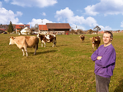 © Feneberg/Bio mit Gesicht Betriebsleiter auf Weide