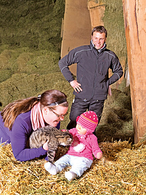 © Feneberg/Bio mit Gesicht Familie im Heulager