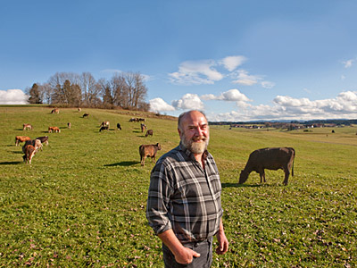 © Feneberg/Bio mit Gesicht Betriebsleiter auf Weide