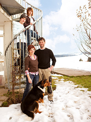 © Feneberg/Bio mit Gesicht Betriebsleiterfamilie neben Wohnhaus