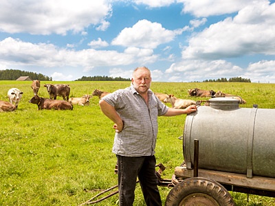 © Feneberg/Bio mit Gesicht Betriebsleiter auf Rinderweide