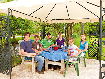 © Feneberg/Bio mit Gesicht Betriebsleiterfamilie im Garten