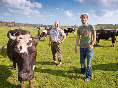 © Feneberg/Bio mit Gesicht Theo und Michael Schindele mit Kuh
