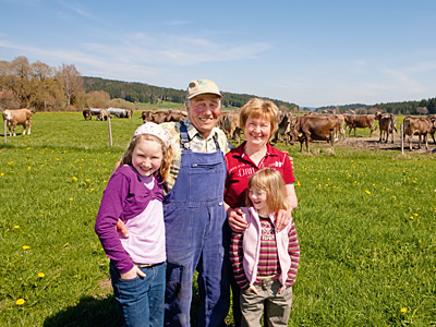 © Feneberg/Bio mit Gesicht Familie mit Enkeln auf Weide