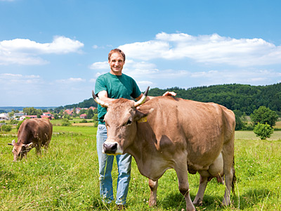 © Feneberg/Bio mit Gesicht Betriebsleiter auf Rinderweide