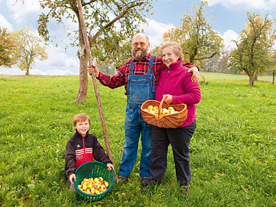 © Feneberg/Bio mit Gesicht Familie bei Apfelernte