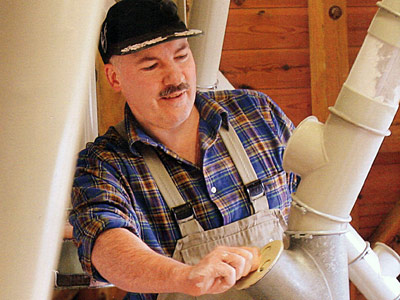 © Getreidemühle Knecht/Bio mit Gesicht Müller bedient Maschine in Mühle