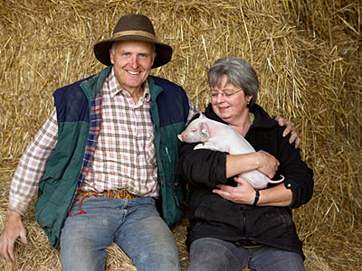 © Biohof May/Bio mit Gesicht Betriebsleiterehepaar mit Ferkel