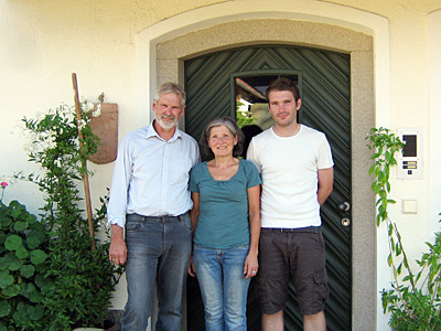 © Bio mit Gesicht Betriebsleiterfamilie vor Haustür